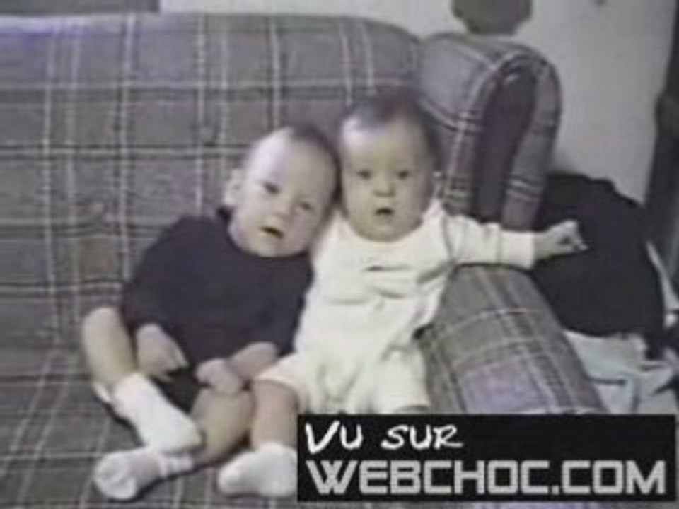 bebe a le ok et fait rire un autre bebe