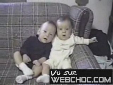 bebe a le ok et fait rire un autre bebe