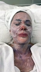 Influenciadora faz sessão de skincare facial à base de cocô de pássaro e exibe resultado: &quot;Medo de envelhecer&quot;