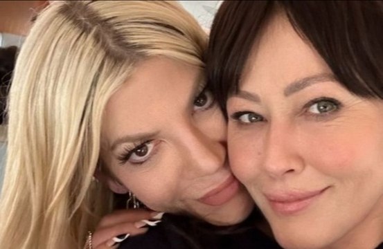 Tori Spelling desabafa sobre morte de Shannen Doherty: 'Ainda não tenho palavras'
