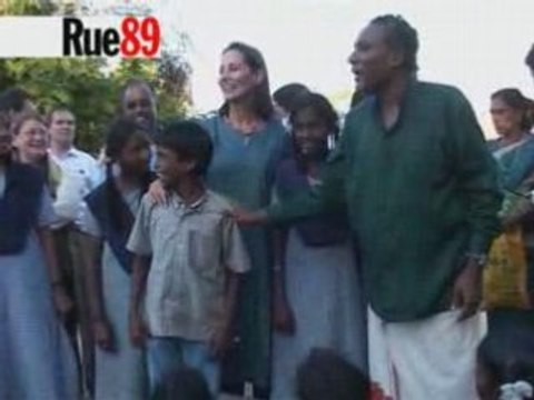 Segolène Royal visite une école indienne