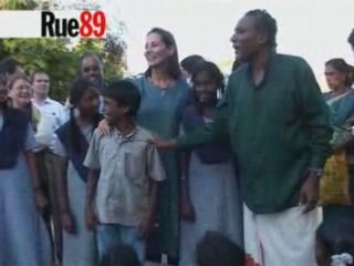 Segolène Royal visite une école indienne