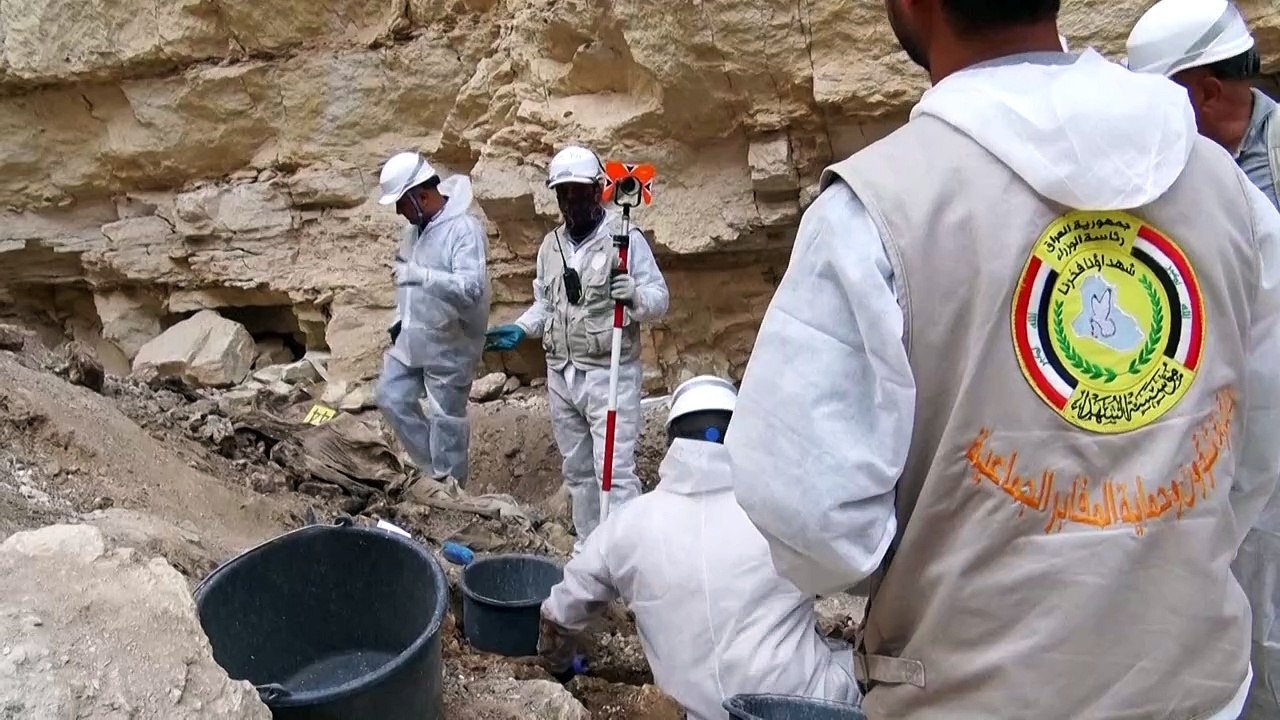 Un centenar de víctimas del EI fueron encontradas en una fosa común en Irak