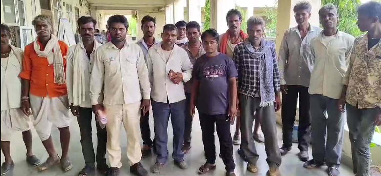 टीला विद्यालय में अनदेखी का आलम: विद्यालय में कई सुविधाओं का हैं अभाव, ग्रामीणों और विद्यार्थियों ने किया प्रदर्शन