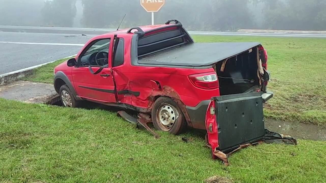 Carros se envolvem em colisão na BR-277 e mulher fica ferida