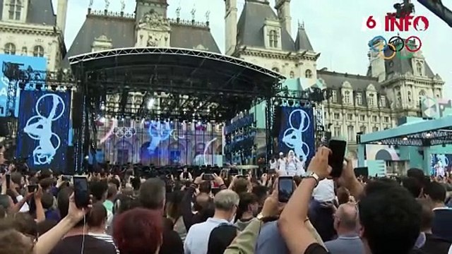 Arielle Dombasle chante Olympics pour l'arrivée de la flamme à Paris