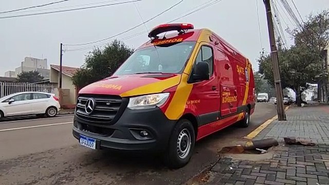 Idoso é socorrido pelo Siate após cair na calçada na Rua Santa Catarina