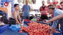 Tezgahtarlık yapan çocuk, Erkan Baş’a dert yandı_ “Benim yaşımdaki çocuklar mahallede top oynuyor_