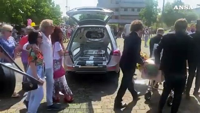 Una bara colorata per l'ultimo saluto ad Alex Marangon