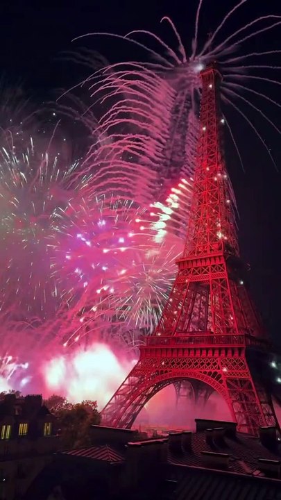 La Tour Eiffel illuminée par le feu d'artifice du 14 juillet !