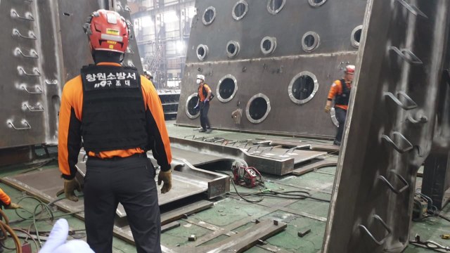 창원 공장 1.7t 선박 부품에 깔려 노동자 사망 / YTN