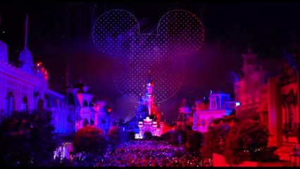 Disneyland Paris nel Guinness: 1.500 droni, ricreata sagoma Topolino