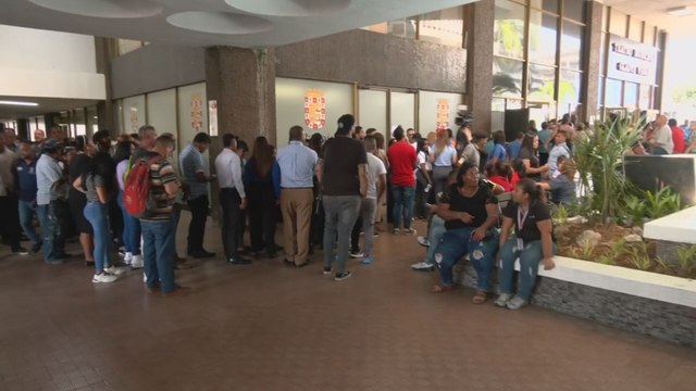 Funcionarios de la Alcaldía realizan largas filas para cobro de cheques