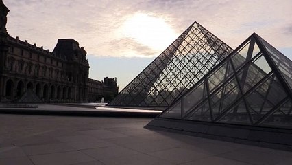 La antorcha olímpica pasa por el Louvre