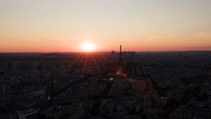La Tour Eiffel et Paris s'embrasent au coucher de soleil