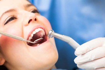 ترندات خطيرة للعناية بالأسنان تثير قلقا طبيا