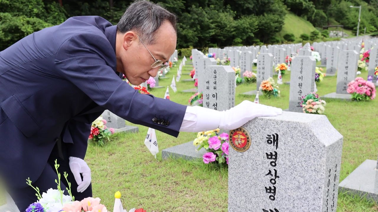 與 지도부, 채 상병 1주기 앞두고 대전현충원 묘소 참배 / YTN