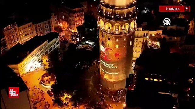 Galata Kulesine ışık boyama tekniği ile Türk bayrağı yansıtıldı