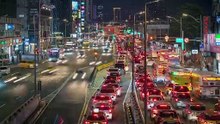 City heartbeat: 32 seconds of traffic painting the streets with motion