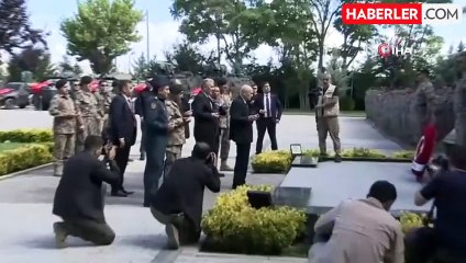 Ziyarete damga vuran an! Özel Harekat Başkanı, Devlet Bahçeli'nin elini öptü