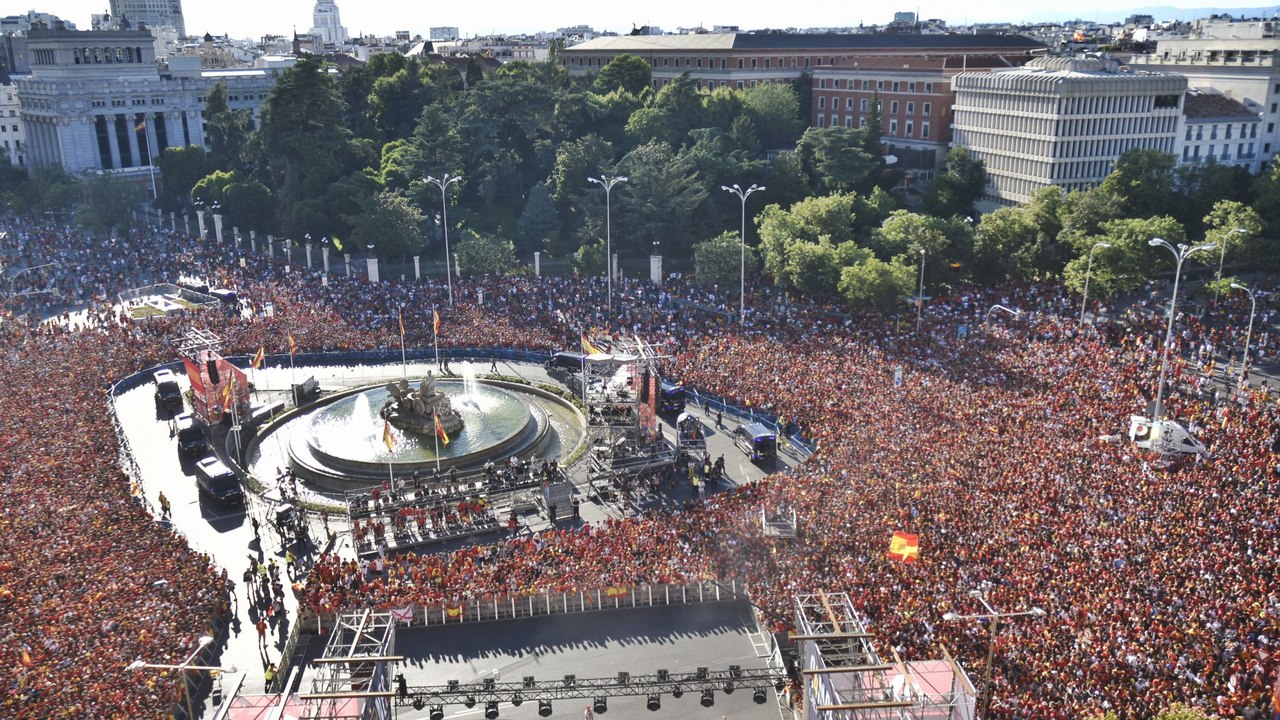 Mit dem Bus durch Madrid: Spanische Europameister lassen sich feiern