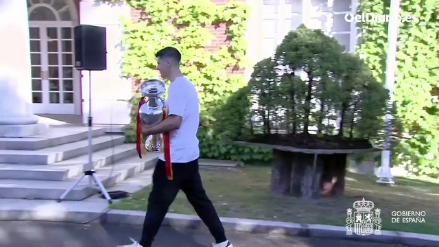 El frío saludo de Dani Carvajal a Pedro Sánchez