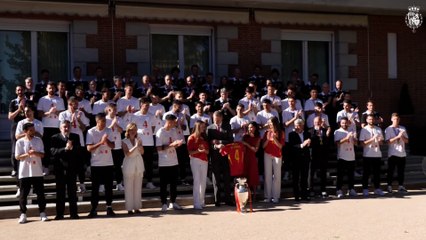 Los reyes, Felipe y Letizia, con Leonor y Sofía, reciben a la Selección Española