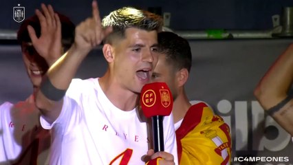 Los jugadores se arrancan a cantar el "¡Gibraltar es español!" en plena celebración