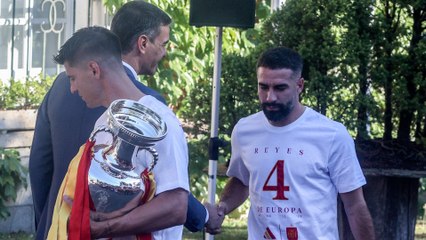 El frío saludo entre Dani Carvajal y Pedro Sánchez en la Moncloa