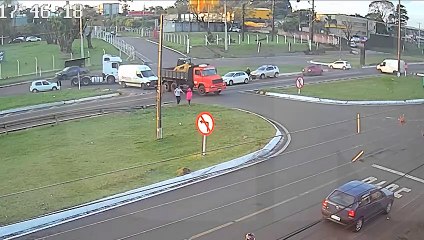 Caminhão quebra no meio da BR-277 e deixa trânsito impedido em horário de pico