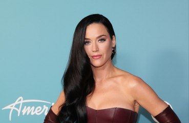 Katy Perry asegura que una controvertida escena del video de 'Woman's World' pretende ser 'cómica' y 'sarcástica'