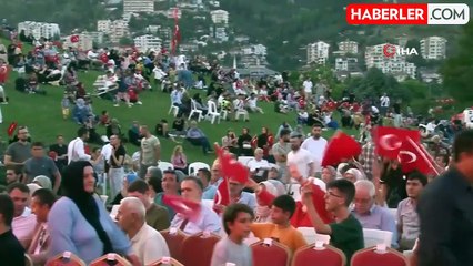 Vatandaşlar 15 Temmuz'un 8. yıl dönümünde Sekapark Uçurtma Tepesi'ni doldurdu