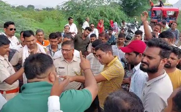 video : ट्रांसफार्मर नहीं बदलने से आक्रोशित लोगों ने लगाया जाम, समझाइश के बाद हटाया