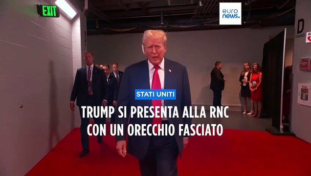Trump alla convention repubblicana a Milwaukee con l'orecchio fasciato: ufficiale la sua candidatura
