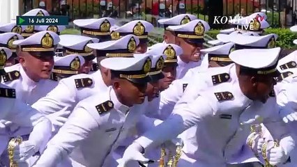 Download Video: Senyum Jokowi Saksikan Aksi Para Perwira TNI-Polri Saat Pelantikan di Istana