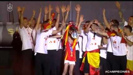 Cuore Spagna: la piccola Maria alza la coppa, i tifosi fanno i cori per lei