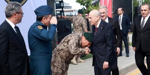 Özel Harekat Başkanlığı'nı ziyaret eden Bahçeli'nin elini öpmek için sıraya girmişler