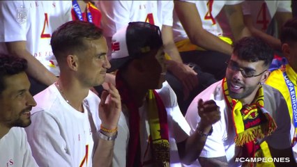 La ovación de la afición española a Gavi en Madrid