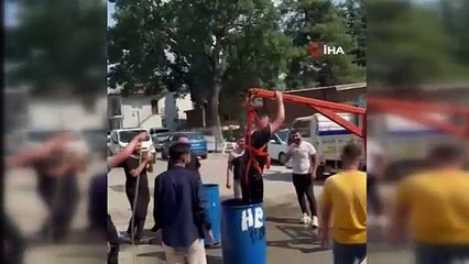 Damadı forklifte astılar, bahçe hortumuyla yıkadılar