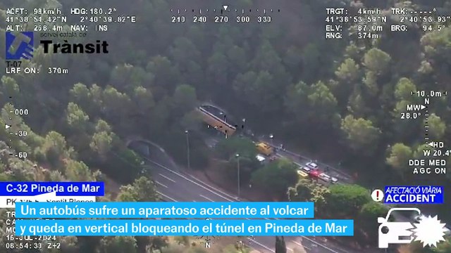 Un autobús sufre un aparatoso accidente al volcar y queda en vertical en Pineda de Mar (Barcelona)