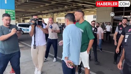 Bu akşam İstanbul'a geliyor! Cenk Tosun, resmen Fenerbahçe'de