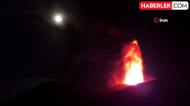 İtalya'da Etna Yanardağı Lav ve Kül Püskürttü