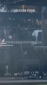 rissa tra Michelle Comi e elisa esposito in un bar di milano