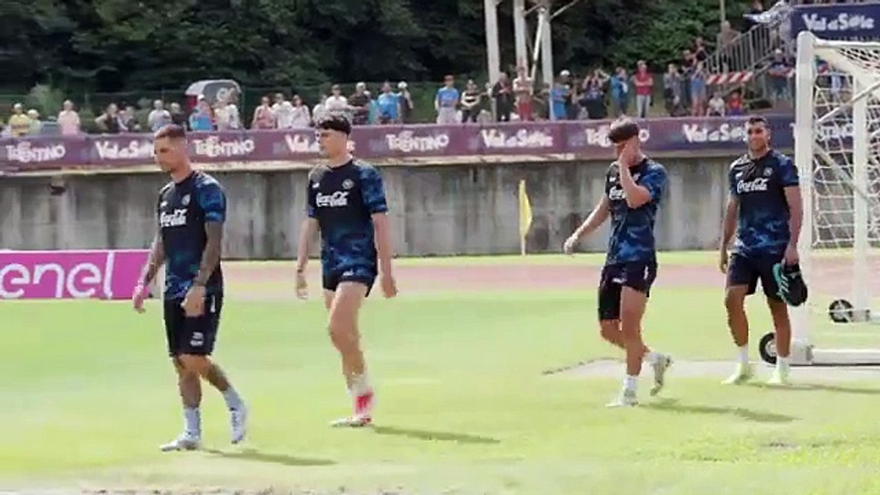 Ovazioni per Conte e Osimhen  ritiro del Napoli