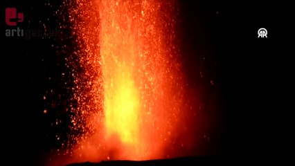 Etna Yanardağı yine aktif: Voragine krateri lav ve kül püskürtüyor