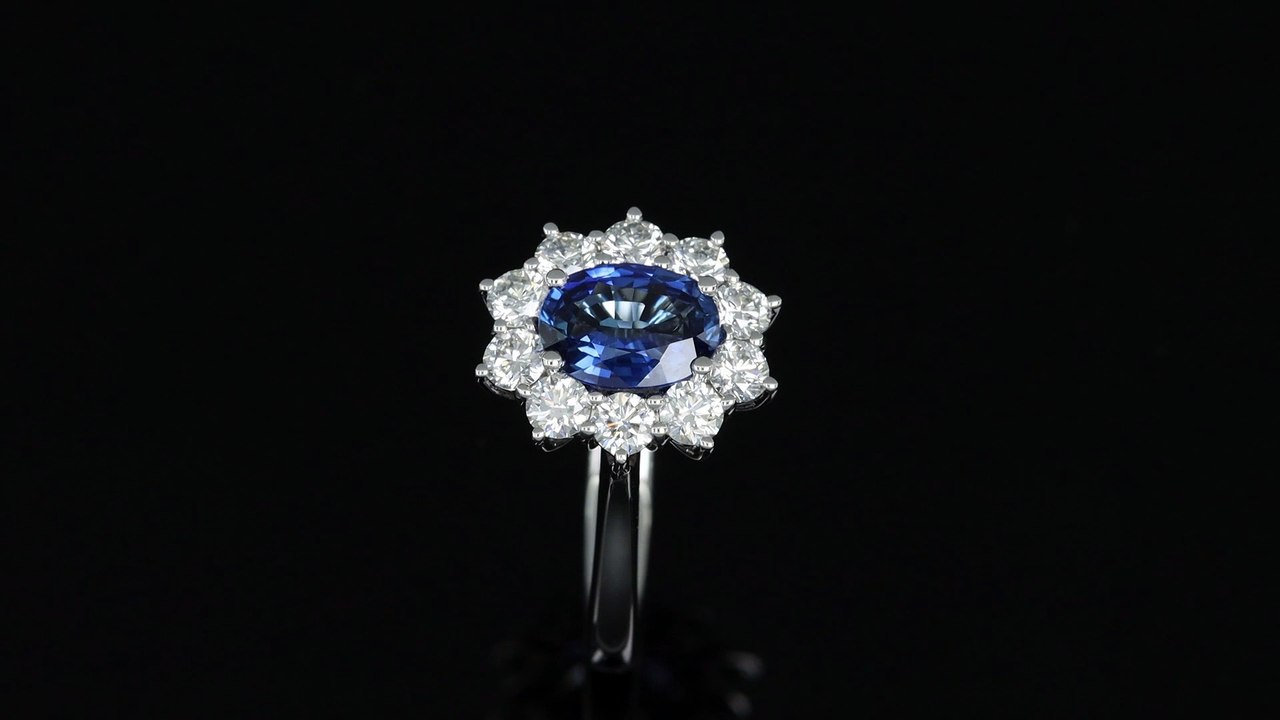 Anello modello rosetta con zaffiro dello Sri Lanka da 1.65 ct della collezione Prestige realizzato dalla Gioielleria Casavola di Noci