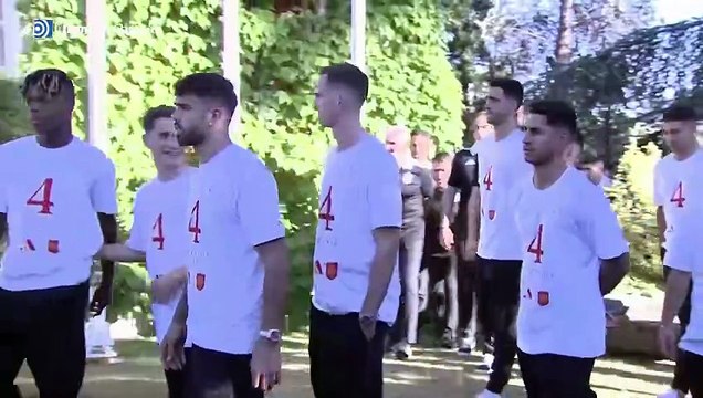 Carvajal apenas saludó a Sánchez en una incómoda recepción a la selección en Moncloa