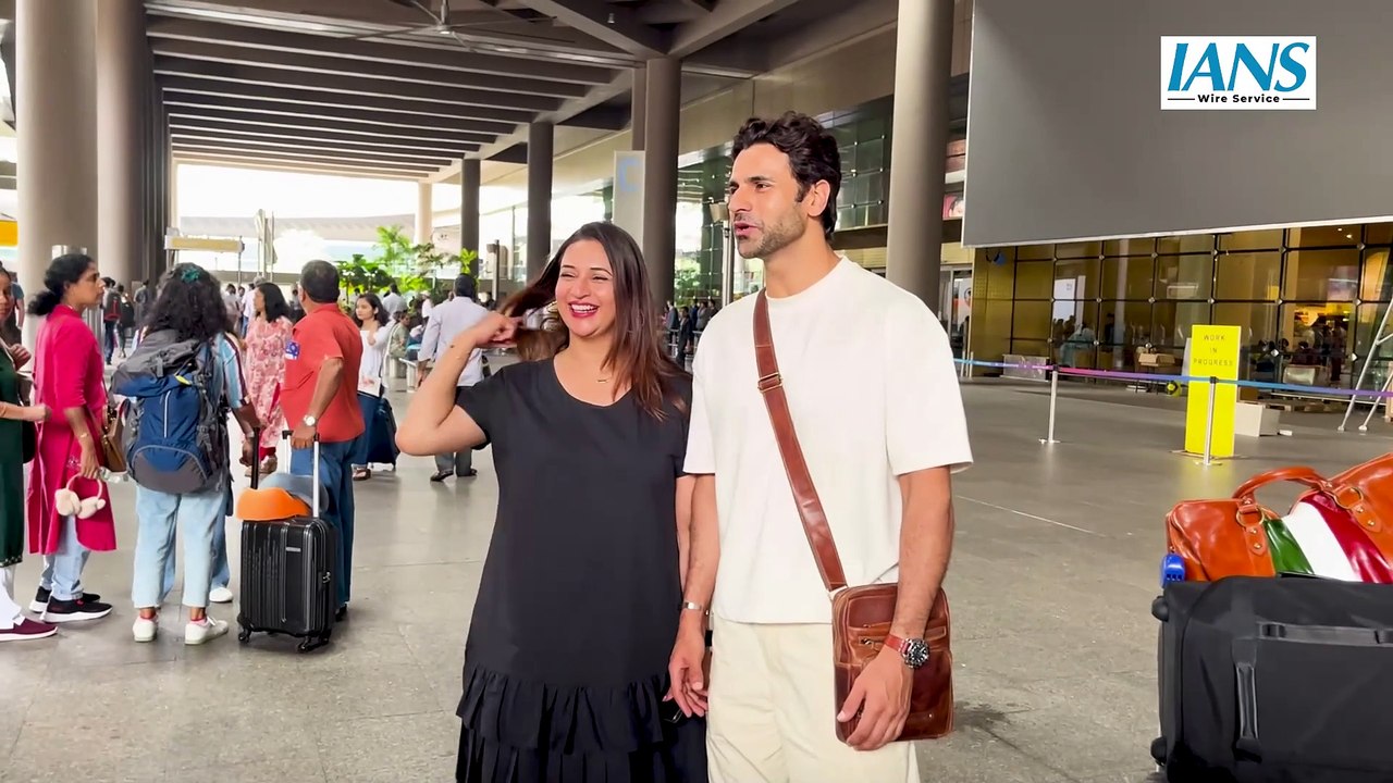 Divyanka Tripathi-Vivek Dahiya Spotted at Mumbai Airport