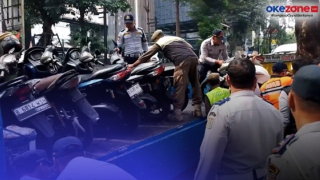 Nekat Parkir Sembarangan di Senopati, Belasan Motor Diangkut Paksa Petugas Dishub