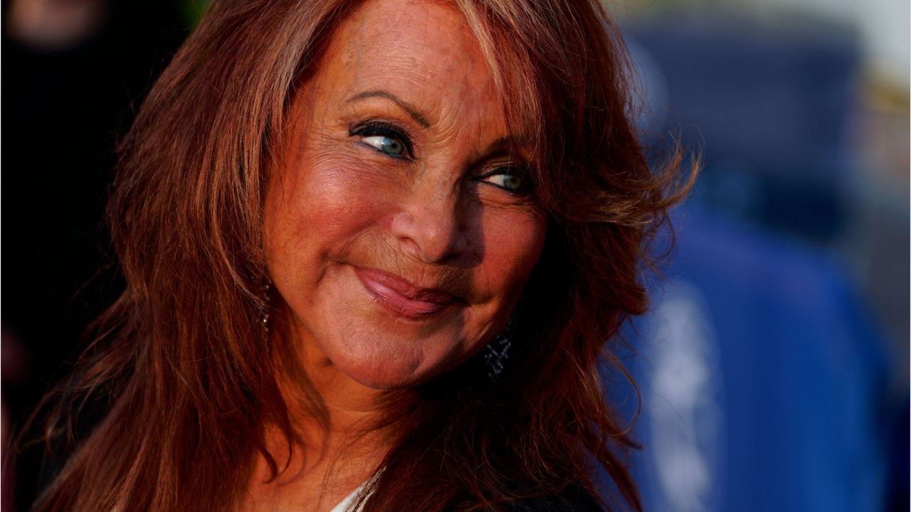 Voici - "Je crois que je rêve" : Julie Pietri, accusée d'avoir insulté son public en plein concert, brise le silence